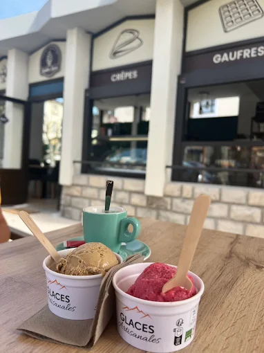 Glaces servies en pot sur la terrasse de L'Atelier Sucré