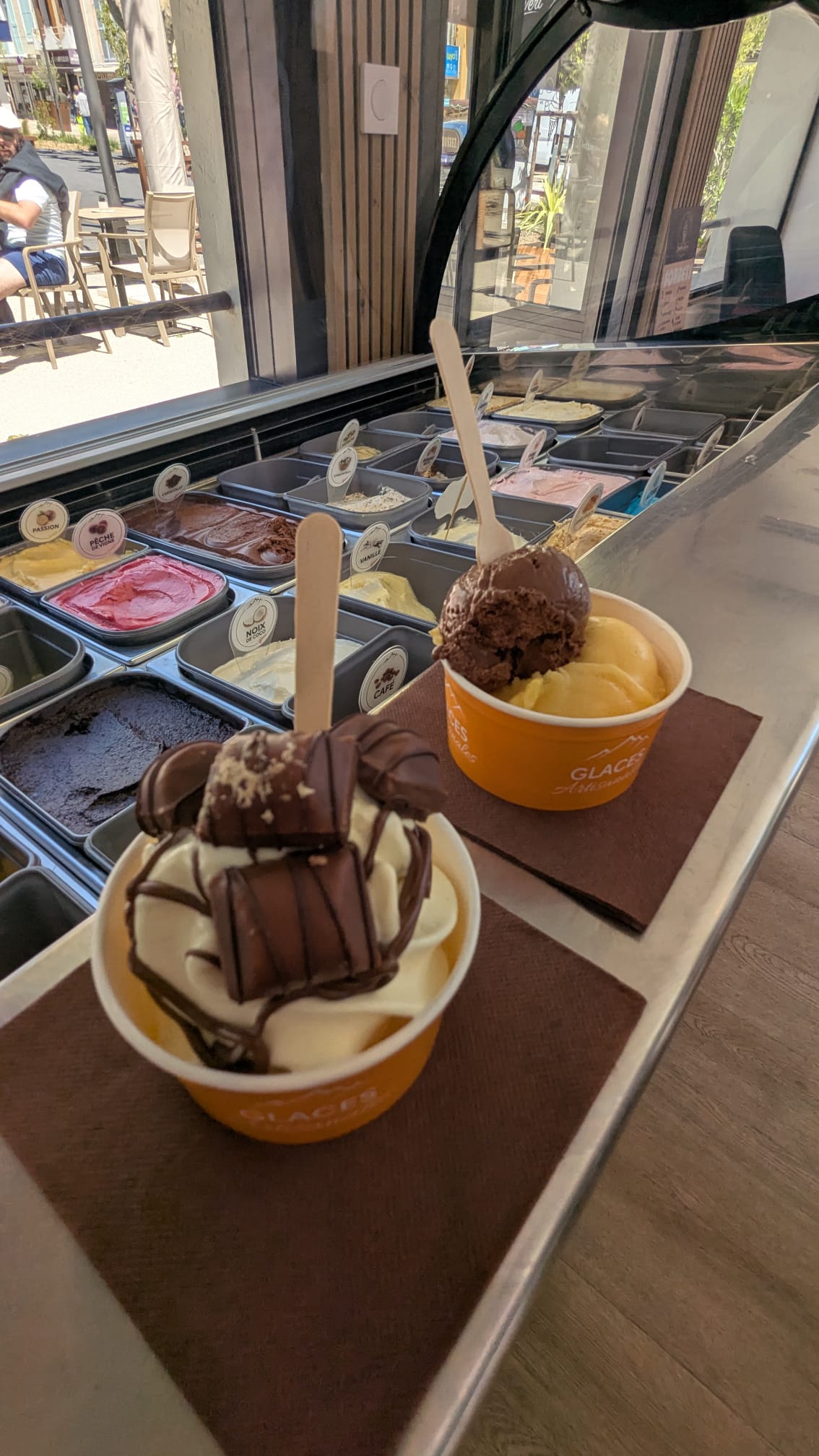 Glaces servies en pot devant la banque de glaces
