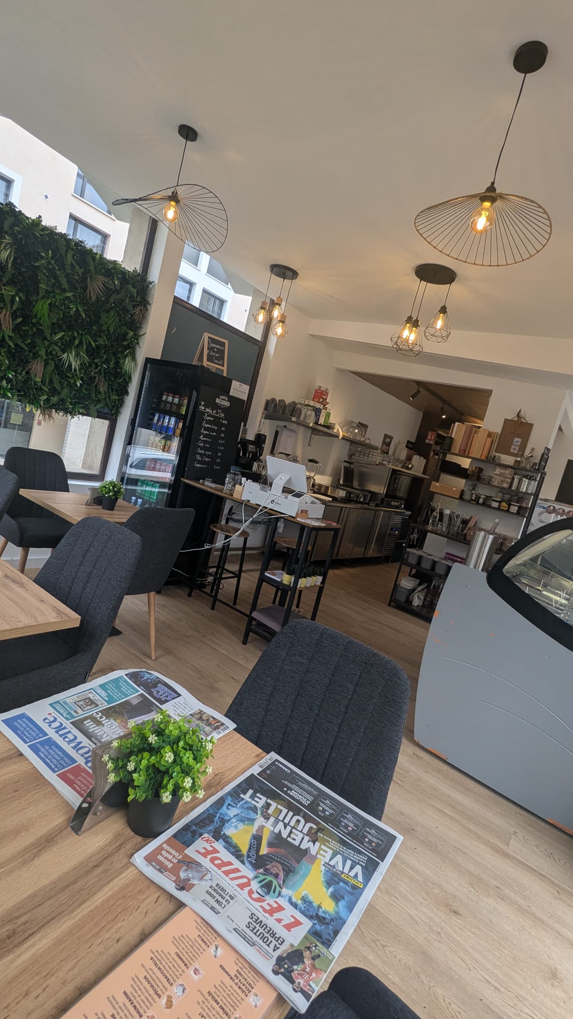 Vue sur la salle et le comptoir