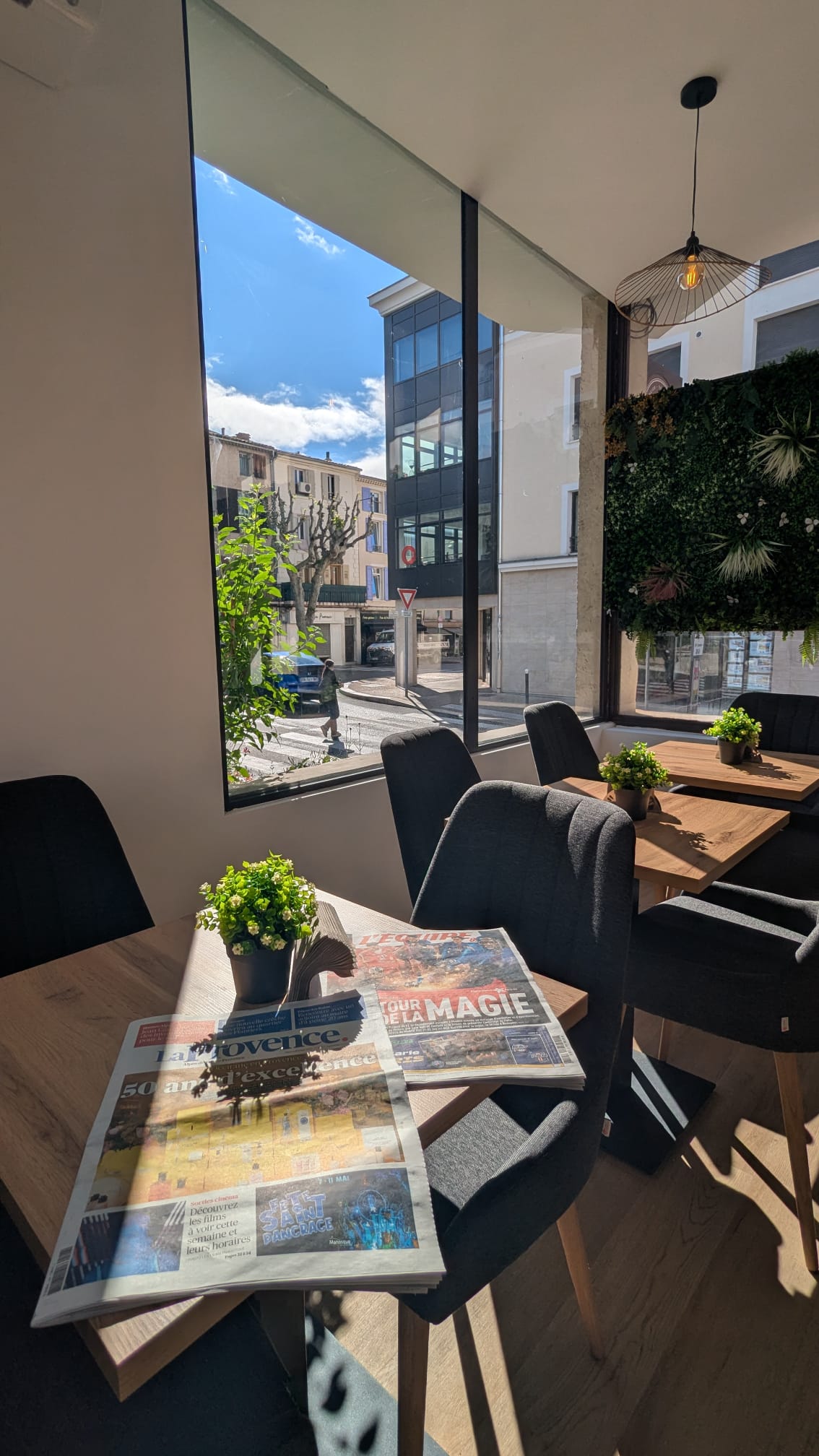 Tables en salle avec lumière naturelle